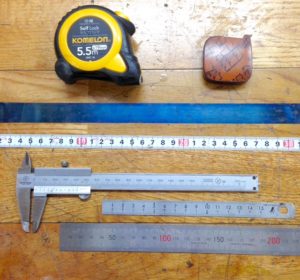 バイオリンの駒と弦の点検の様子