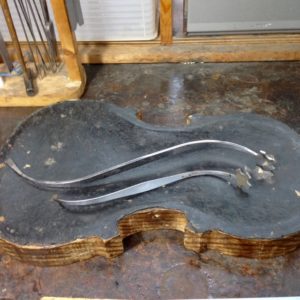 ベルクバイオリン工房の作業台と道具